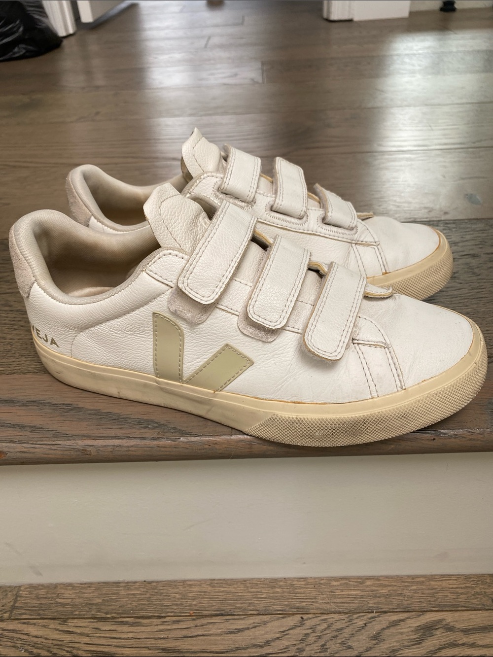 Veja Kids Cream and White Leather Velcro Sneakers